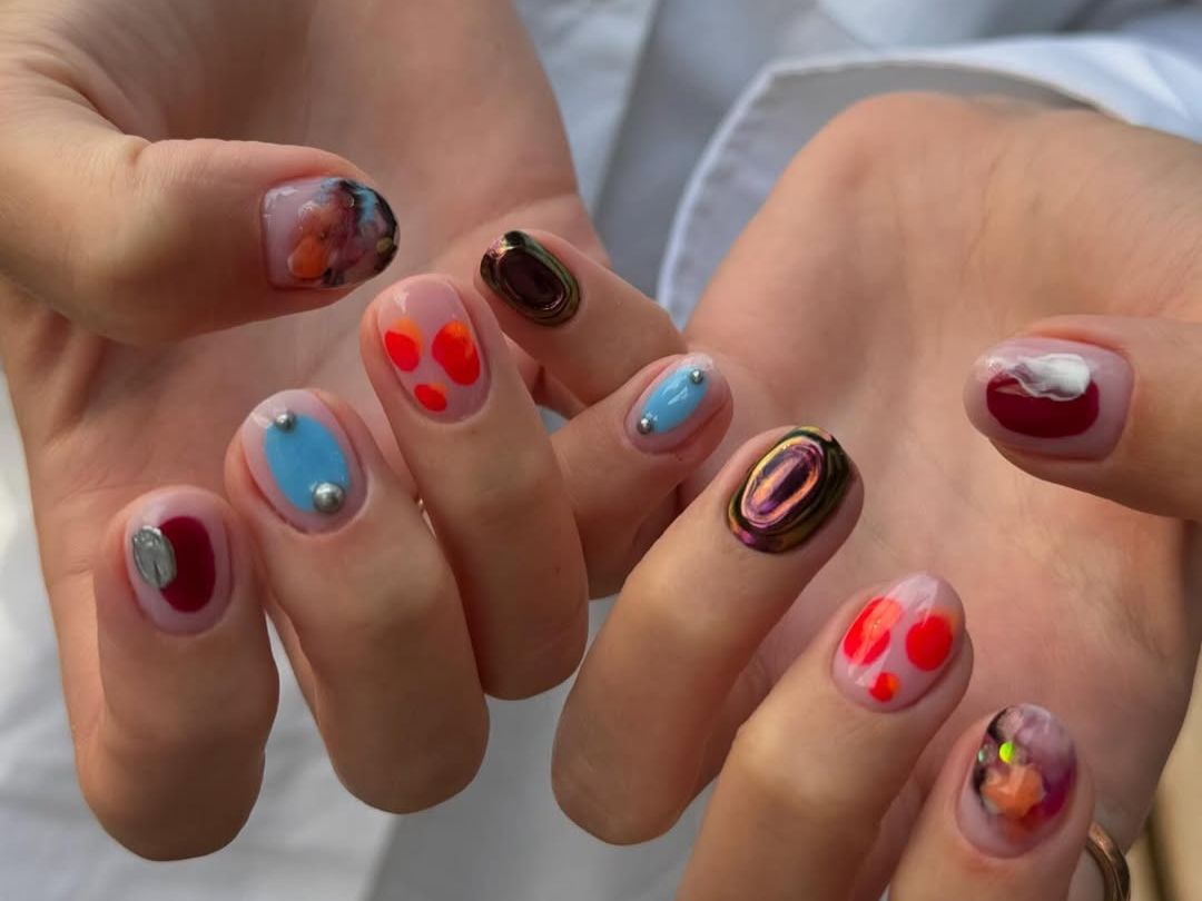 Mix & Match Nails: Το νέο trend που κυριαρχεί στα social είναι το αντίθετο του clean manicure