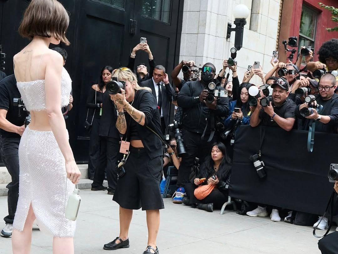 NYFW - Rosalía & Lily Collins: Το μινιμαλιστικό coolness στο front row του show Calvin Klein