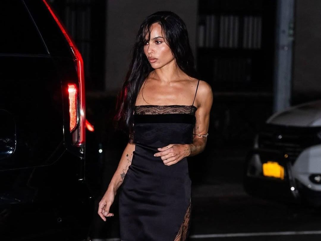 Η Zoë Kravitz μας δείχνει πώς φοριέται το σωστό little black dress με τον πιο cool τρόπο
