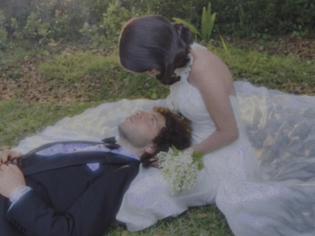 Η Selena Gomez & ο Benny Blanco παντρεύτηκαν και ο γάμος τους θύμιζε παραμύθι