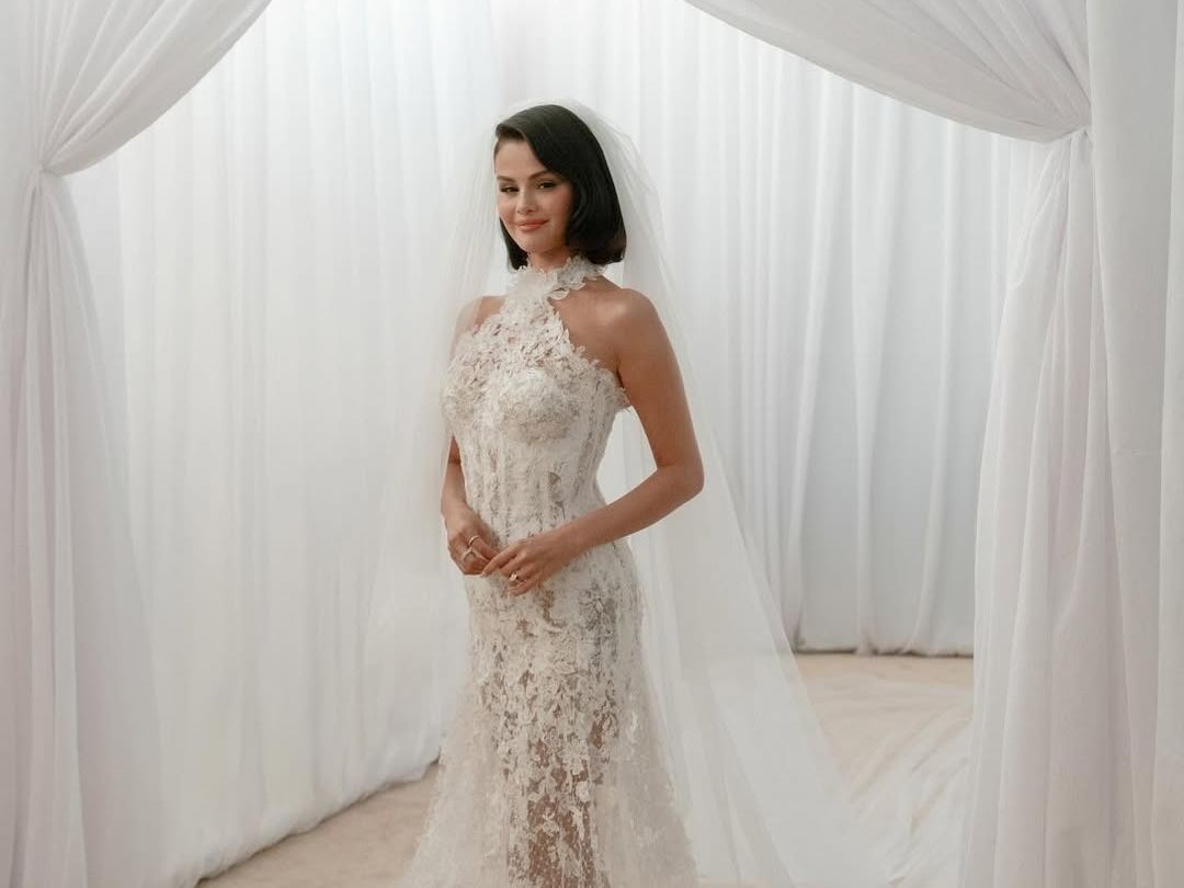 Τα 3 νυφικά της Selena Gomez με υπογραφή του οίκου Ralph Lauren έφεραν 10 εκατομμύρια likes