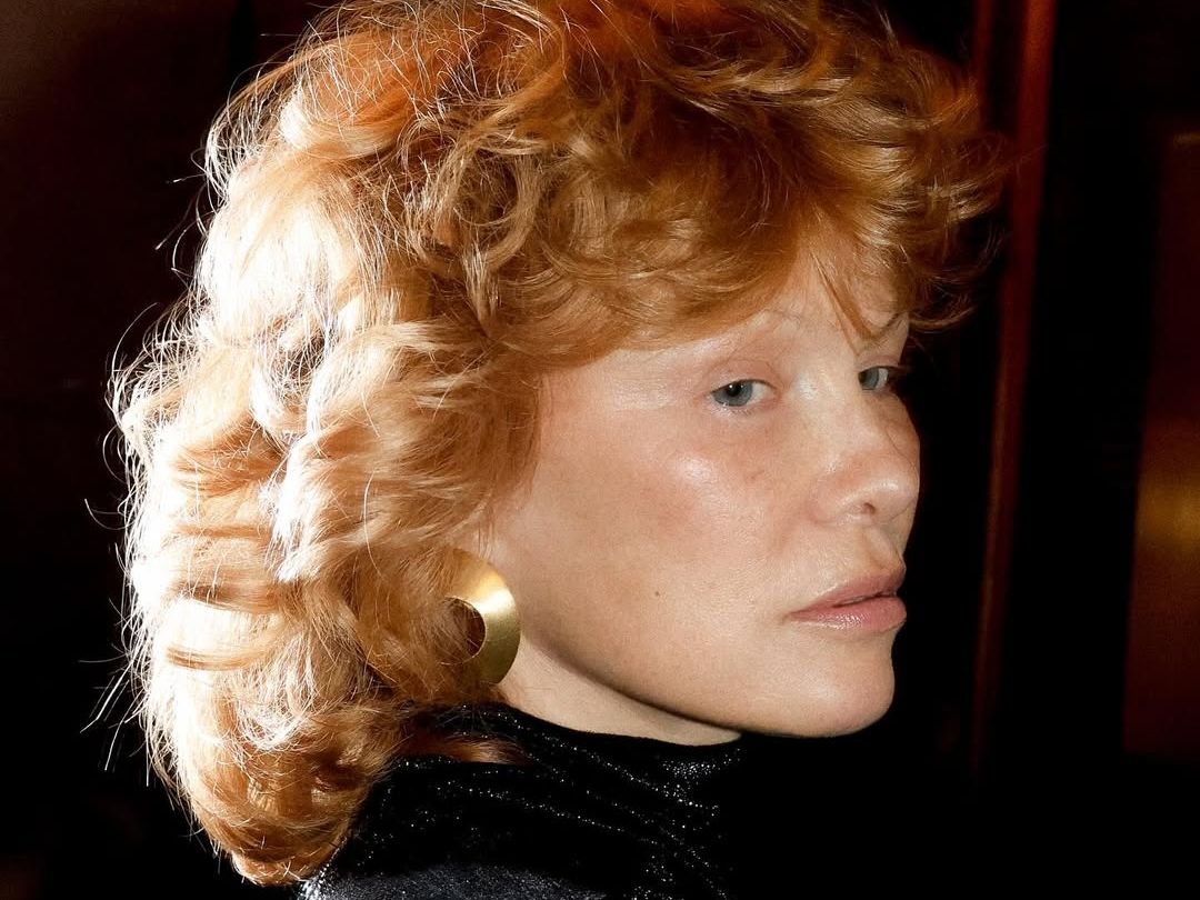 Η Pamela Anderson παρευρέθηκε στο show του Mugler με το απόλυτο οld Hollywood «κόκκινο» καρέ