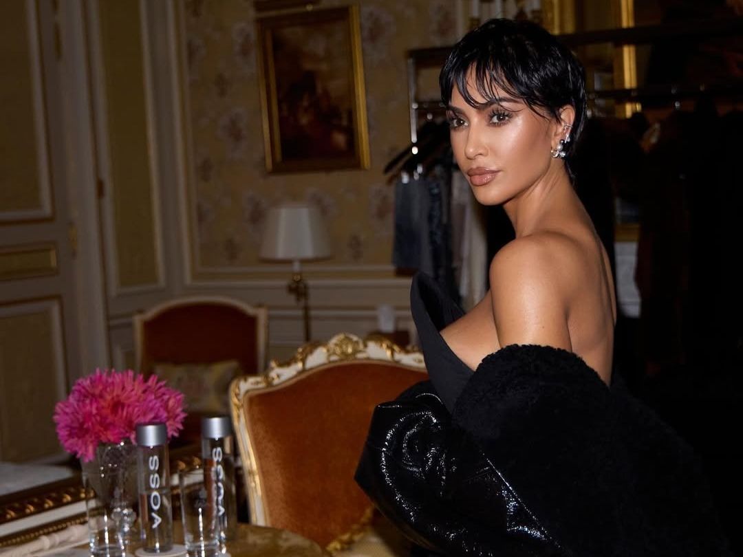 Pixie cut: Η Kim Kardashian εμφανίστηκε στο Παρίσι με το πιο τολμηρό κούρεμα που την έχουμε δει