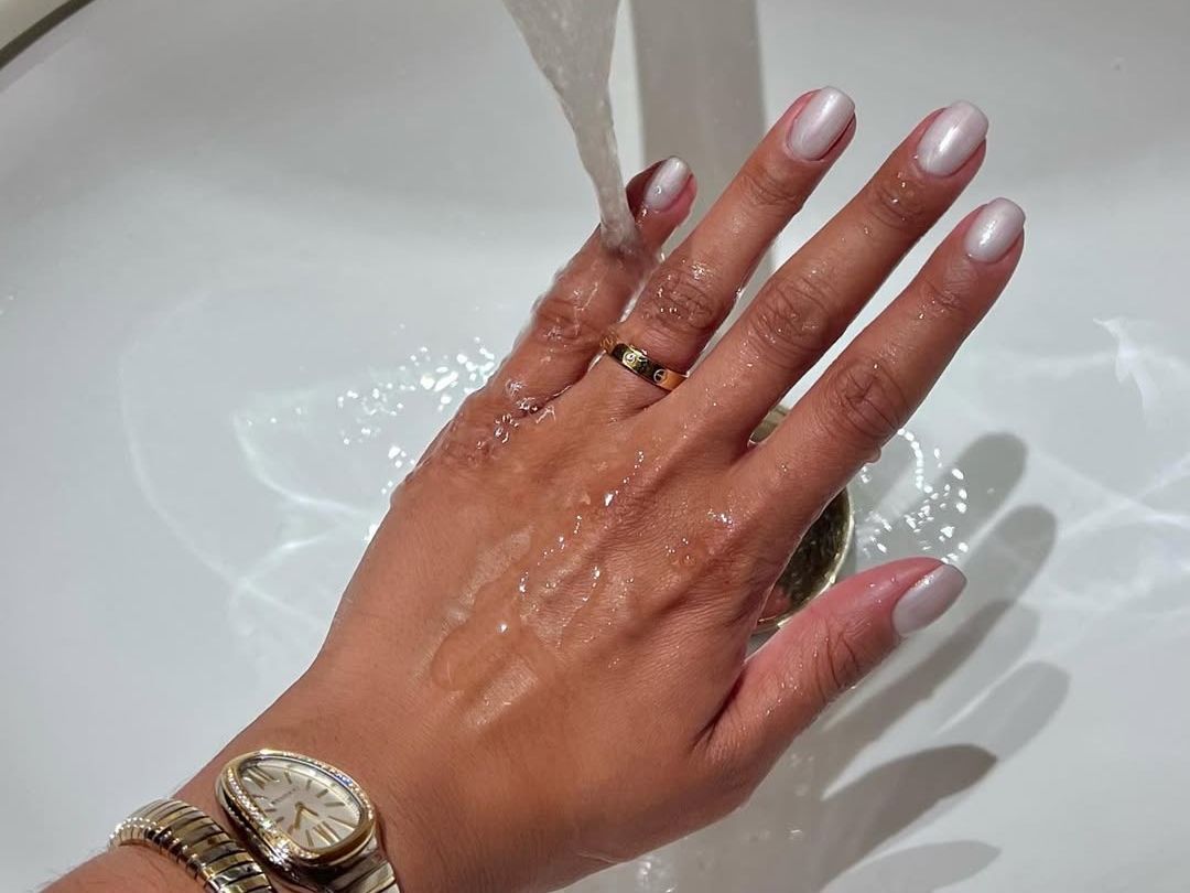 Milky manicure: Το manicure που παραμένει τέλειο, ακόμα κι όταν τα νύχια μακραίνουν