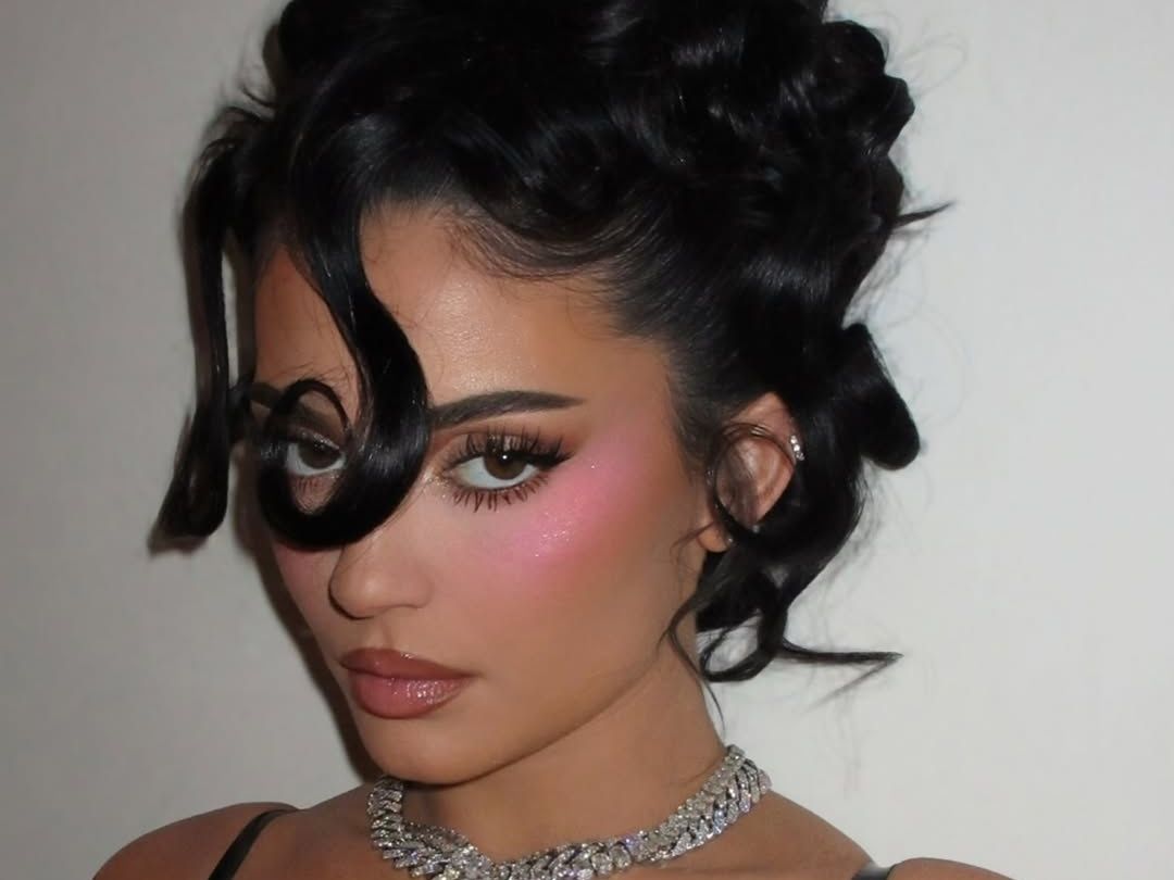 Το «curly high bun» της Kylie Jenner είναι το τέλειο inspo για τις βραδινές εξόδους του ΣΚ