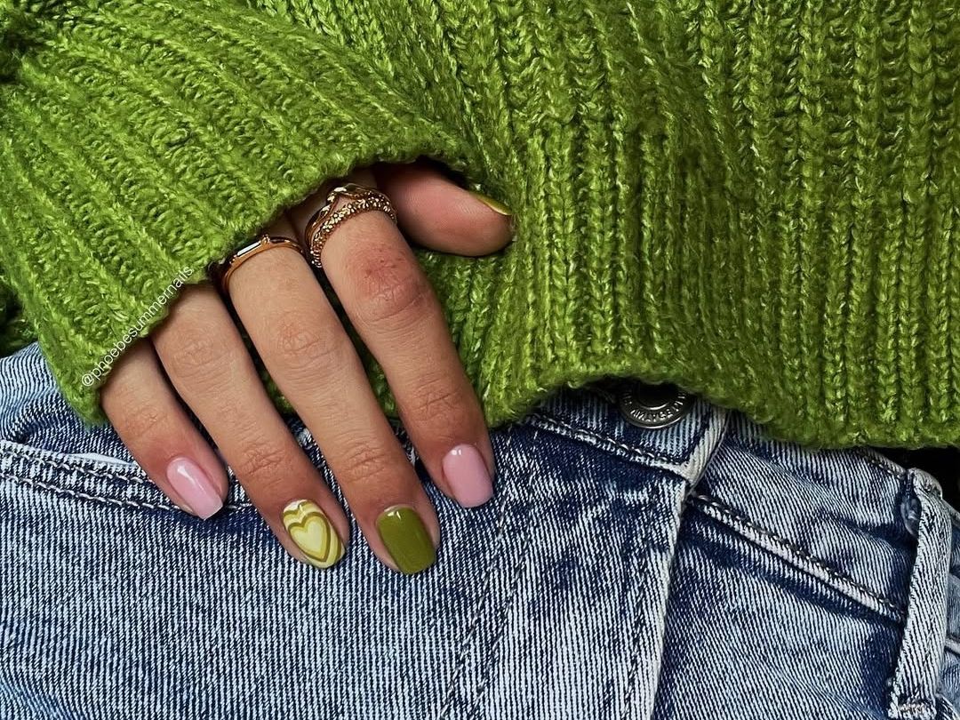Το πράσινο του «matcha latte» γίνεται το νέο nude manicure που επιλέγουν τα it girls
