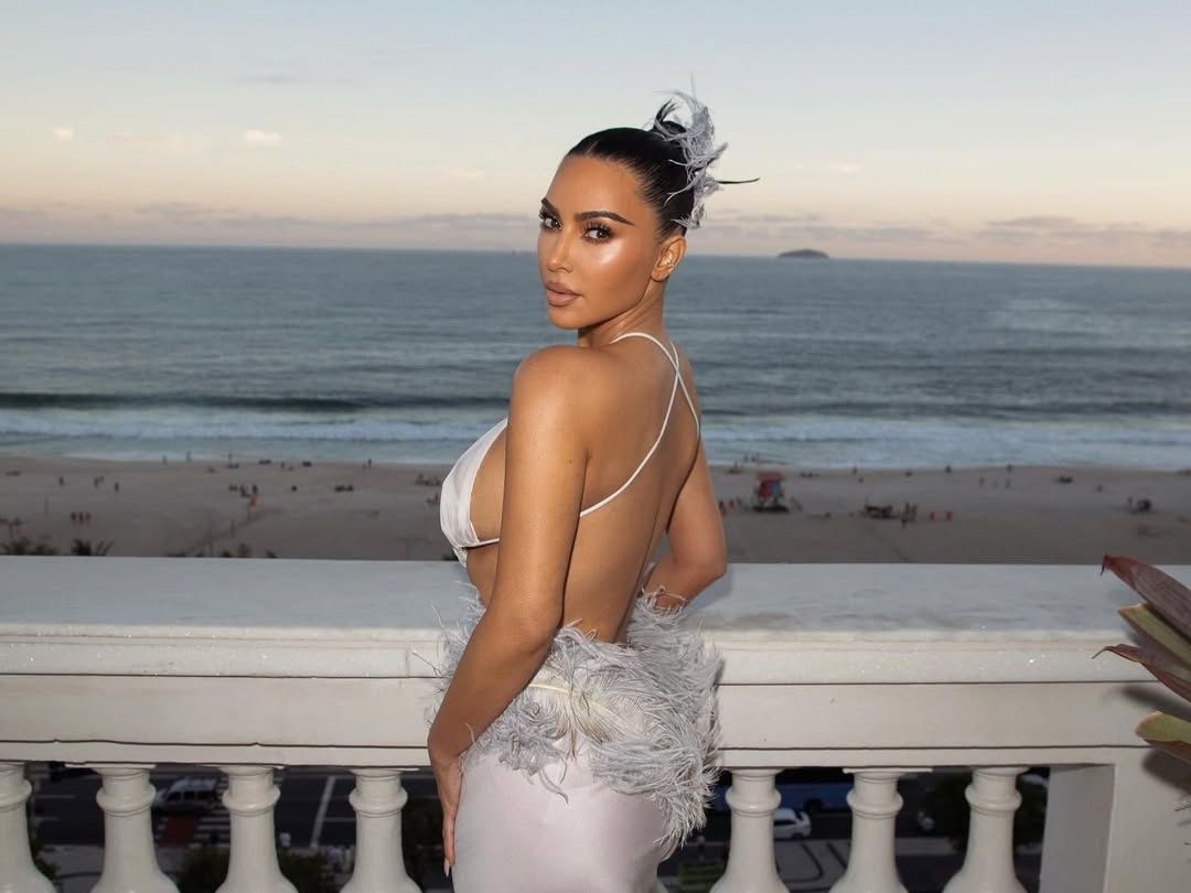 Η Kim Kardashian αποδεικνύει πως ο πιο απλός κότσος μπορεί να γίνει το νέο fashion statement