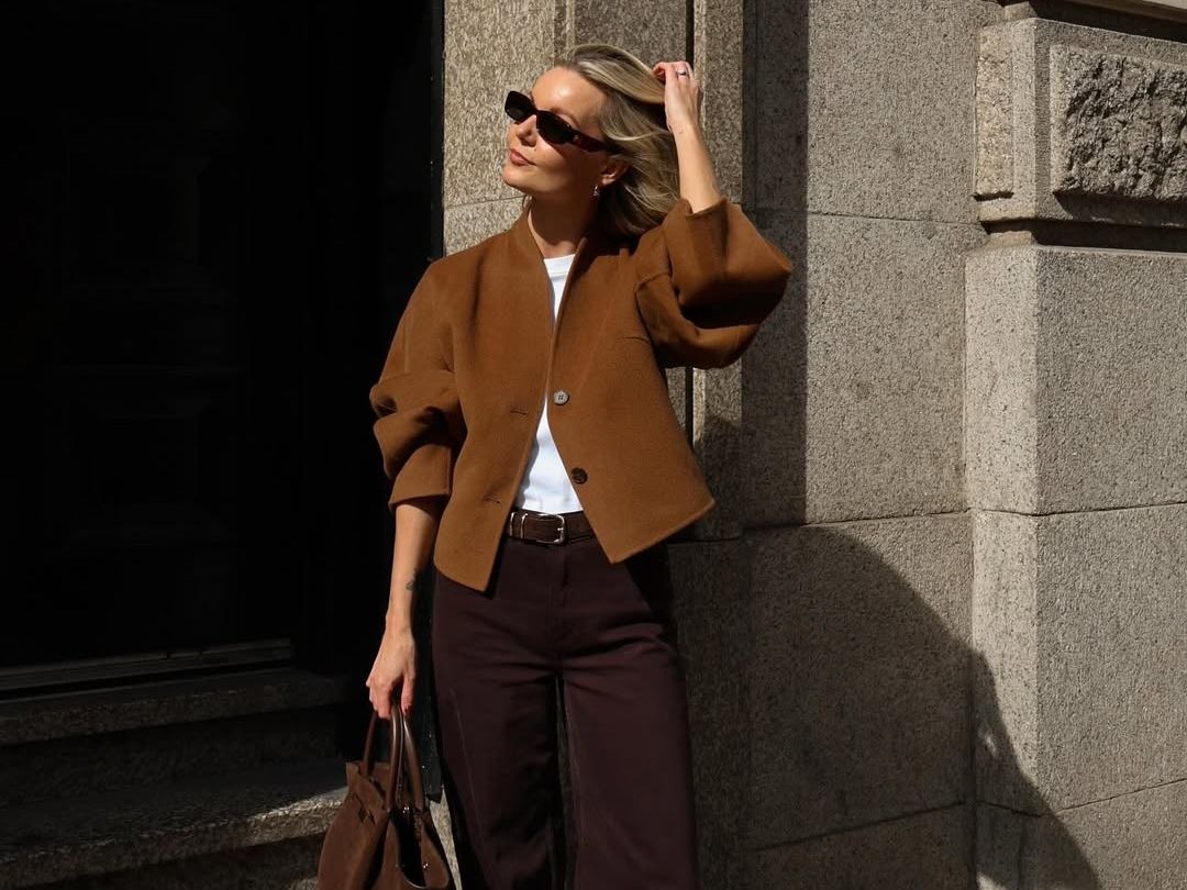 Espresso chic: Τα παντελόνια που θα εκτοπίσουν το κλασικό μαύρο έχουν το χρώμα του καφέ