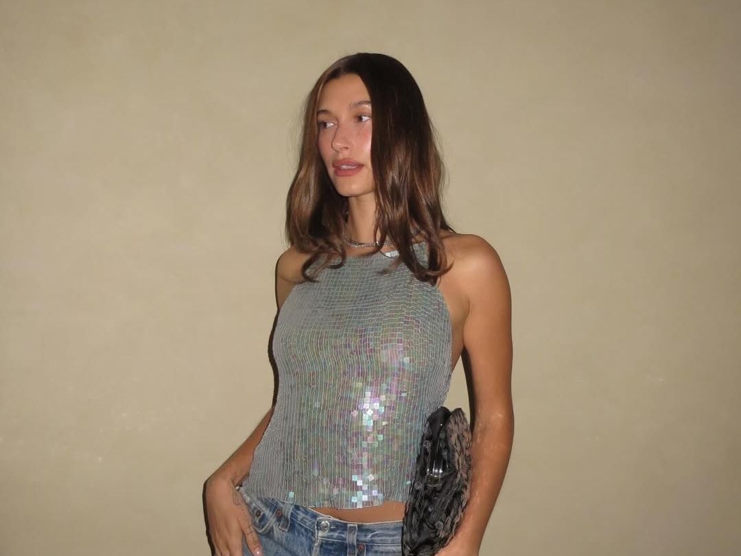 Τα 29α γενέθλια της Hailey Bieber σε δύο σε looks που λάτρεψε και η Donatella Versace