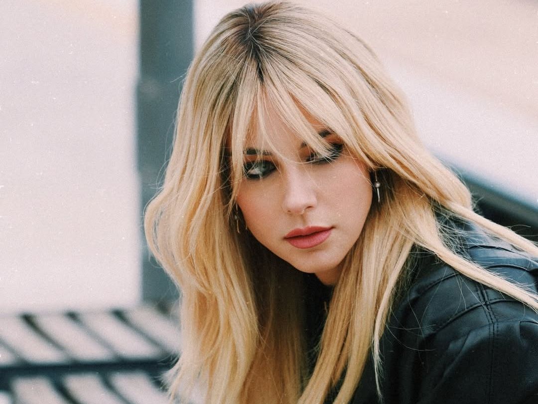 Bye-bye κομμωτήριο! Η Δούκισσα Νομικού επαναφέρει το trend με την «εμφανή ρίζα» στα μαλλιά