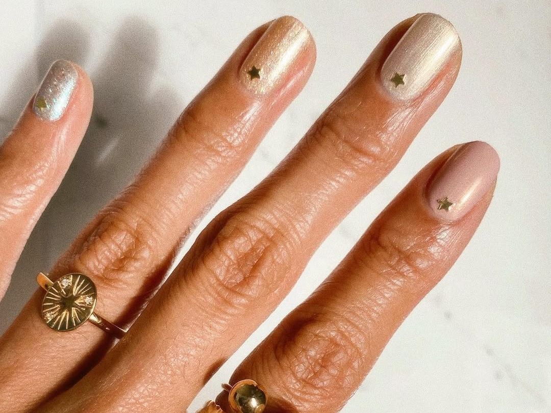 Satin Nails: Η νέα τάση στο manicure που θα κυριαρχήσει στη festive season