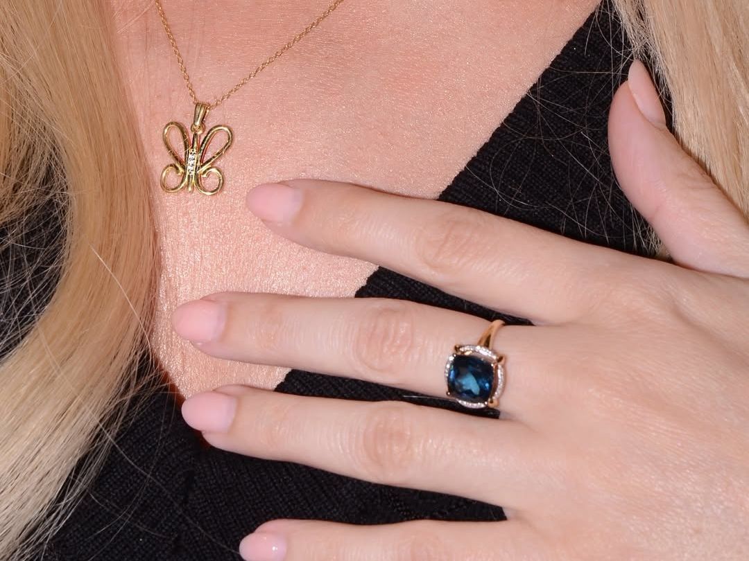 Το nude manicure της Κατερίνα Καινούργιου είναι το «νέο κόκκινο» για φέτος τις γιορτές