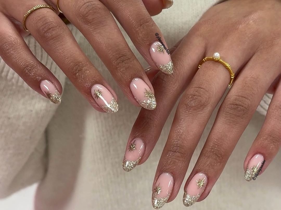 7 nail arts με νιφάδες χιονιού που πρέπει να δοκιμάσετε, από glam νιφάδες μέχρι frozen γαλλικό