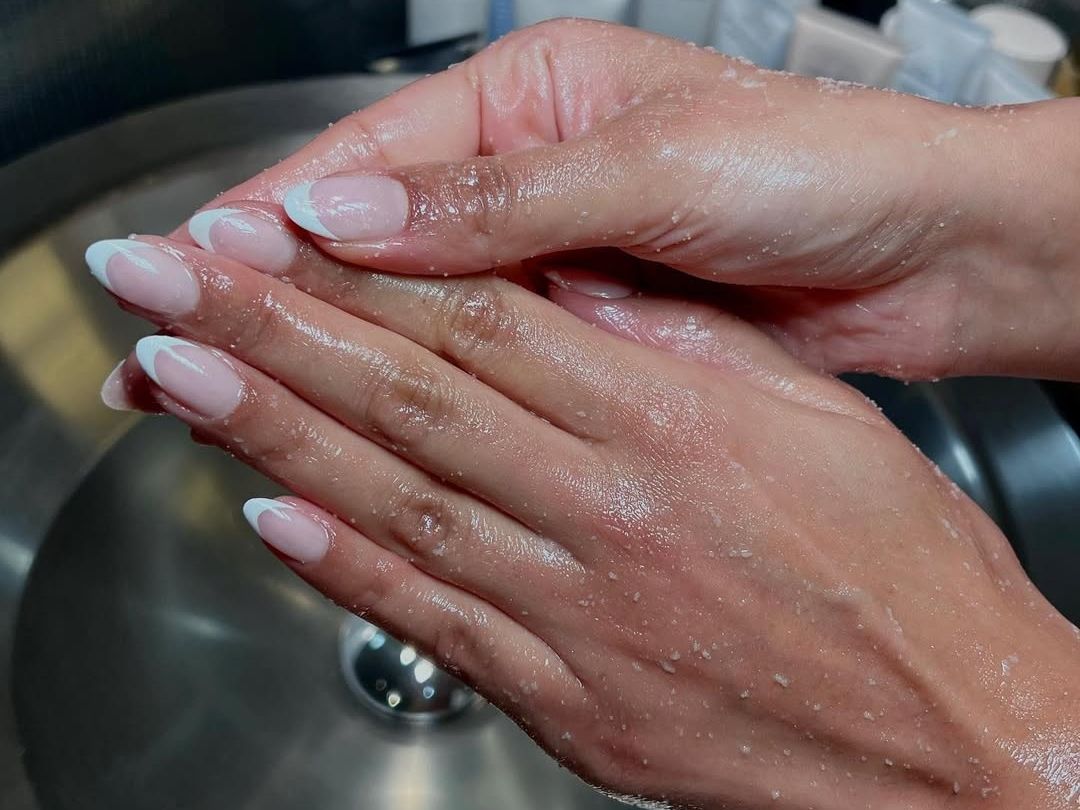 Pantone Cloud Dancer: 7 manicure με το must χρώμα του 2026