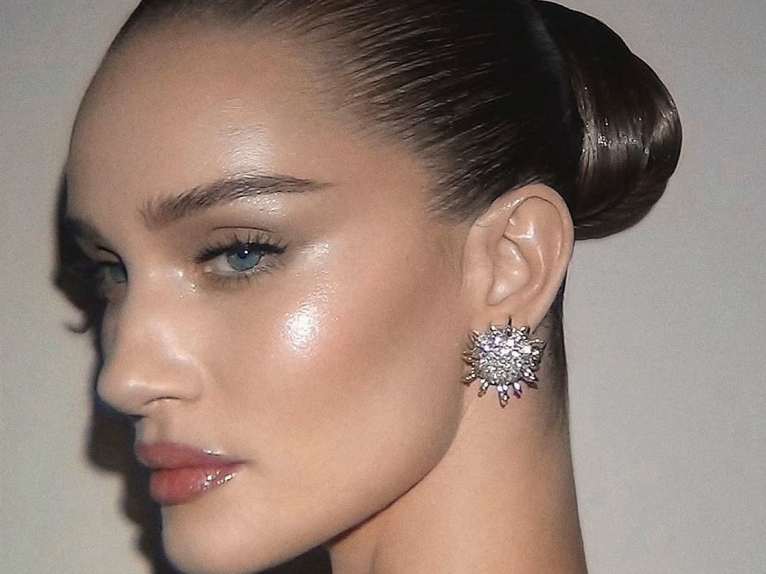 All about glow: 8 highlighter που θα χαρίσουν extra λάμψη στα μακιγιάζ των γιορτών