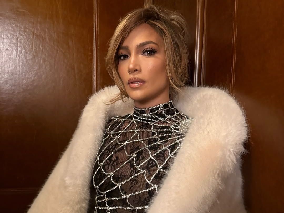 Holiday Halo French Nails: Αυτό είναι το νέο manicure της Jennifer Lopez για φέτος τις γιορτές