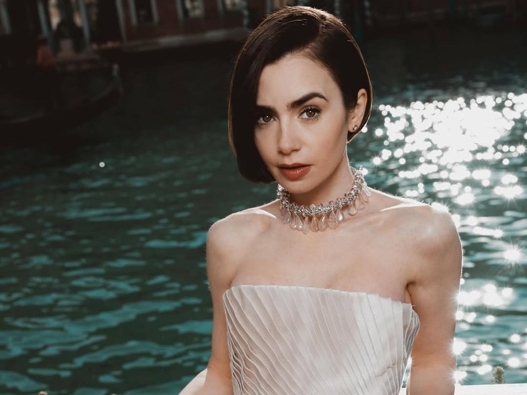Δες πώς να πετύχεις το χτένισμα της Lily Collins από την πρεμιέρα της 5ης σεζόν του Emily In Paris