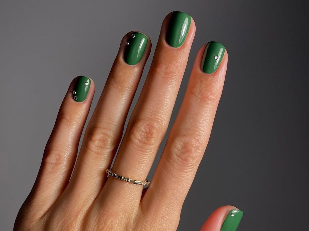 Ούτε κόκκινο, ούτε βουργουνδί! Αυτά τα manicure ταιριάζουν με όλα τα festive looks