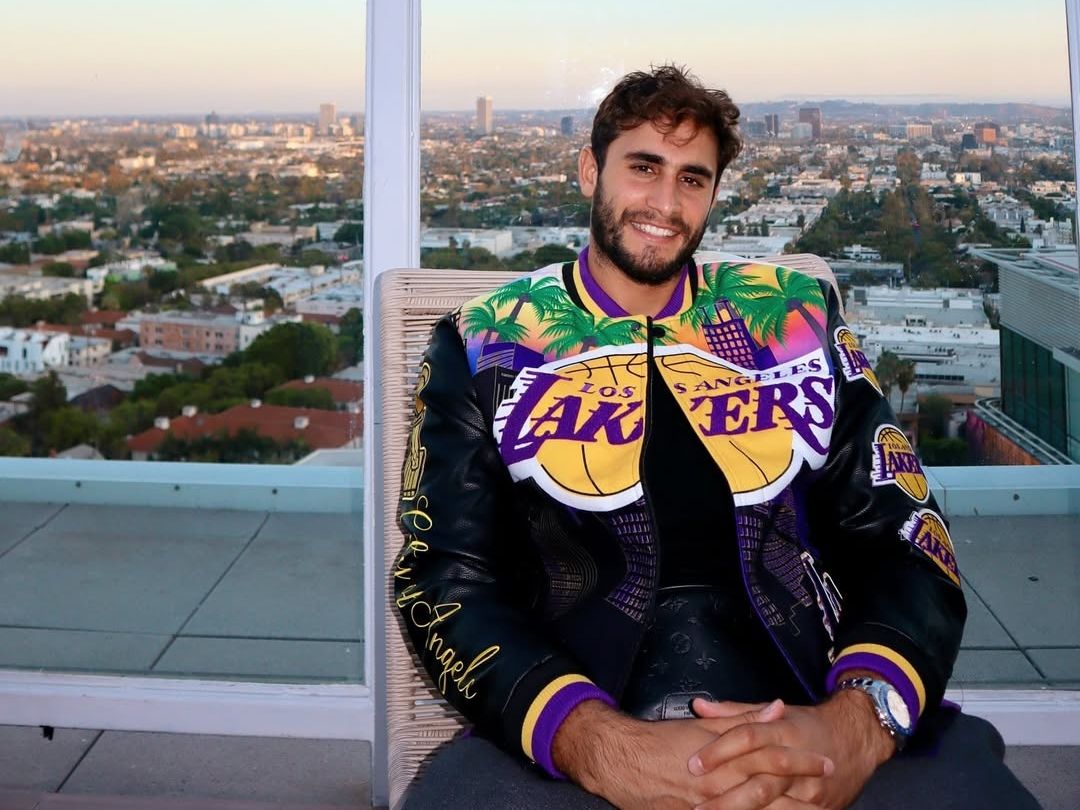 Μετά την επιτυχία του «Αχ καρδιά και εγώ», ο Μάριος Καπότσης γράφει στίχους και για τον Πλούταρχο