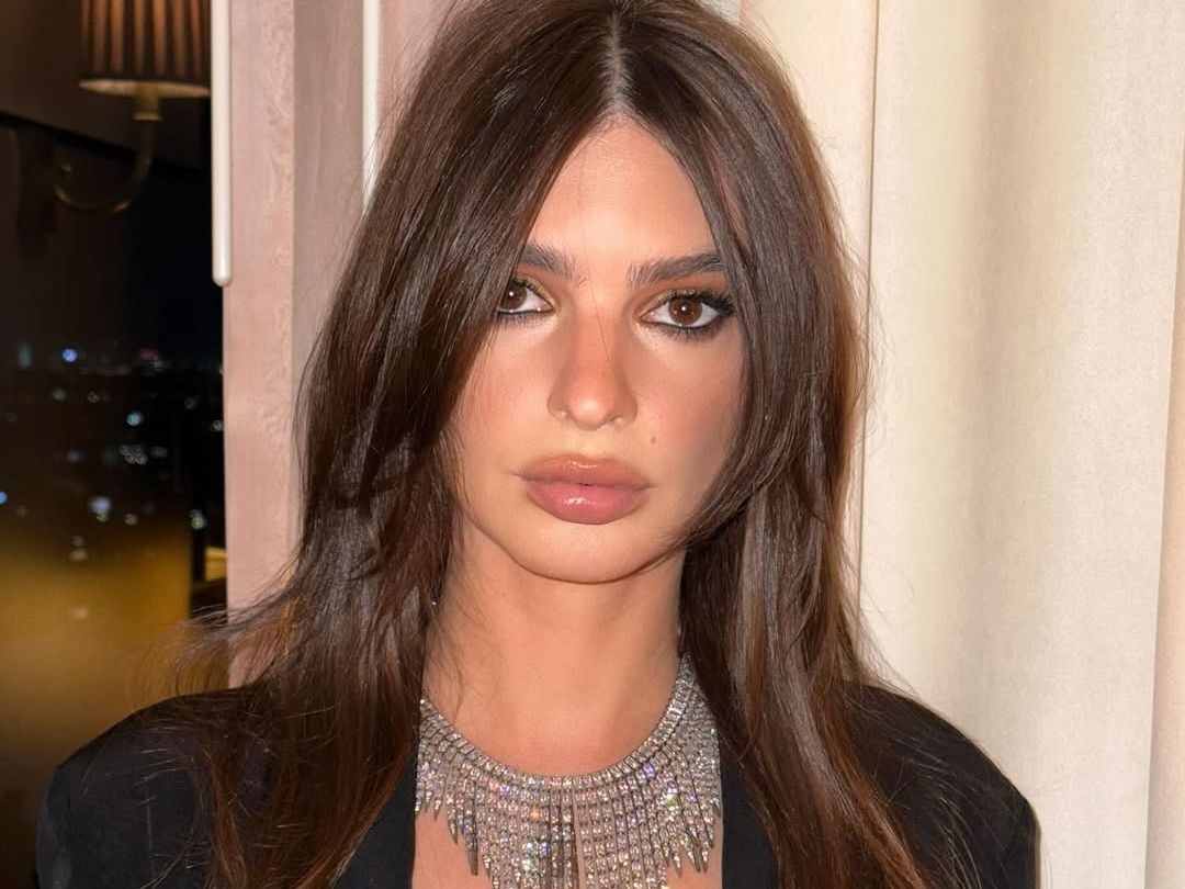 Ποια είναι η θεωρία για το καφέ μολύβι ματιών που η  Emily Ratajkowski επιλέγει ξανά και ξανά