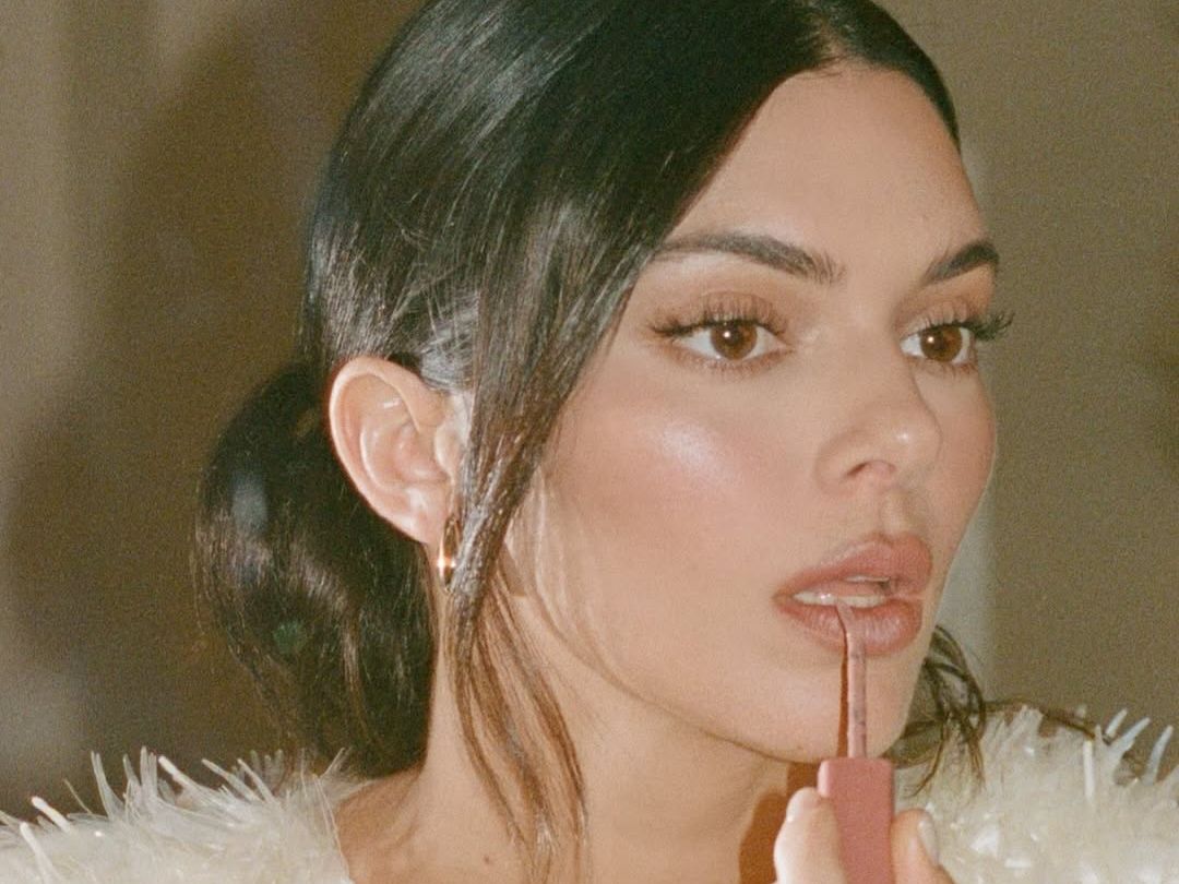 Βουργουνδί σκιά, soft blush και ακόμα 3 makeup looks που μπορείς να κάνεις τώρα τις γιορτές