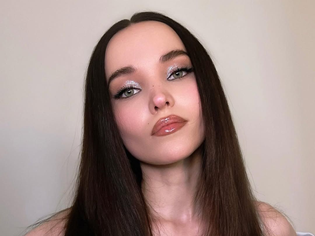 Σκιές με glitter: Δες πώς με ένα μόνο προϊόν μπορείς να πετύχεις το απόλυτο festive makeup look