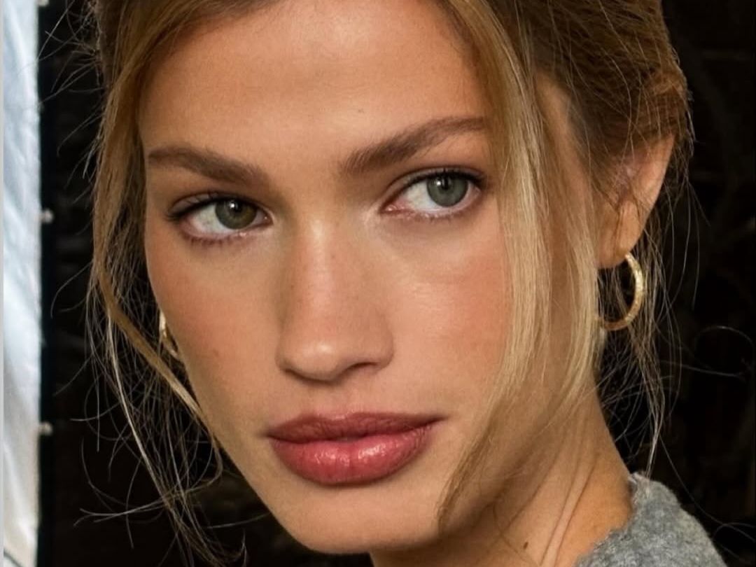 Cloud blush: Η νέα τεχνική ρουζ στο TikTok για φυσικά, ροδαλά ζυγωματικά που σμιλεύει το πρόσωπο