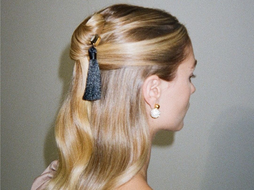 Αυτά είναι τα hair accessories που επιλέγουν οι Παριζιάνες και απογειώνουν τα look τους