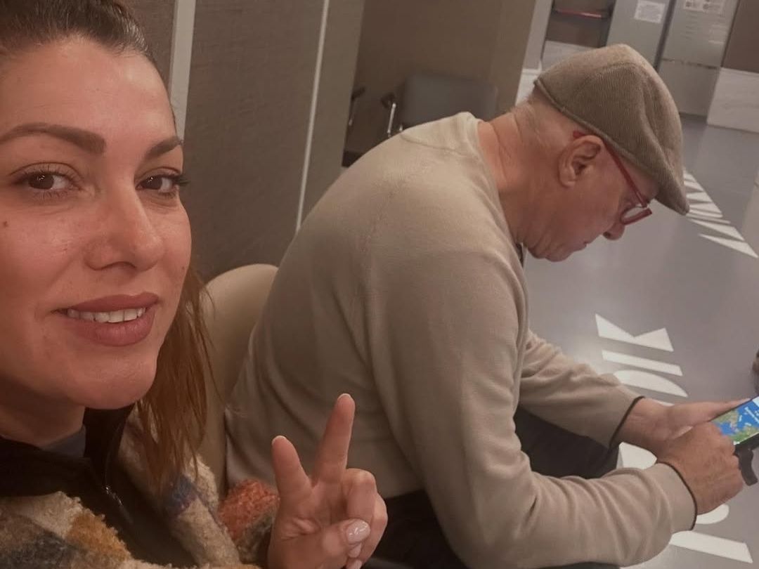 «Ψηλά το κεφάλι», γράφει η Κλέλια Ρένεση για τη μάχη που δίνει ο πατέρας της με τον καρκίνο