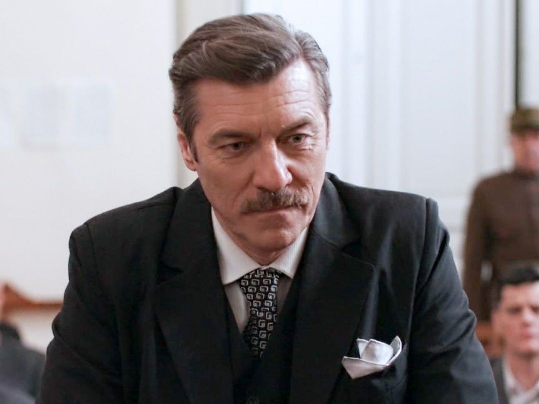 Ο Γιάννης Στάνκογλου μαινόμενος στο Grand Hotel: Ετοιμάζει σχέδιο δολοφονίας για ένα ζευγάρι