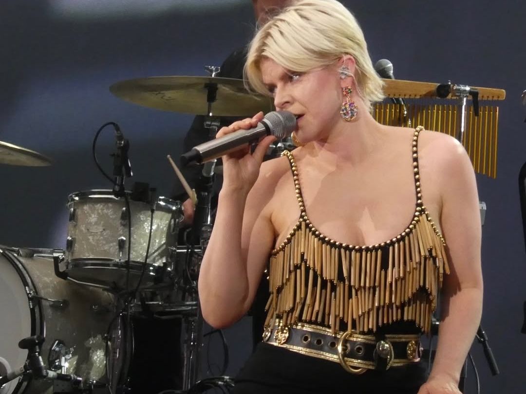 Ποια είναι η Robyn και γιατί «κολλήσαμε» όλοι τώρα με τα τραγούδια της; (Ευχαριστούμε, Netflix!)