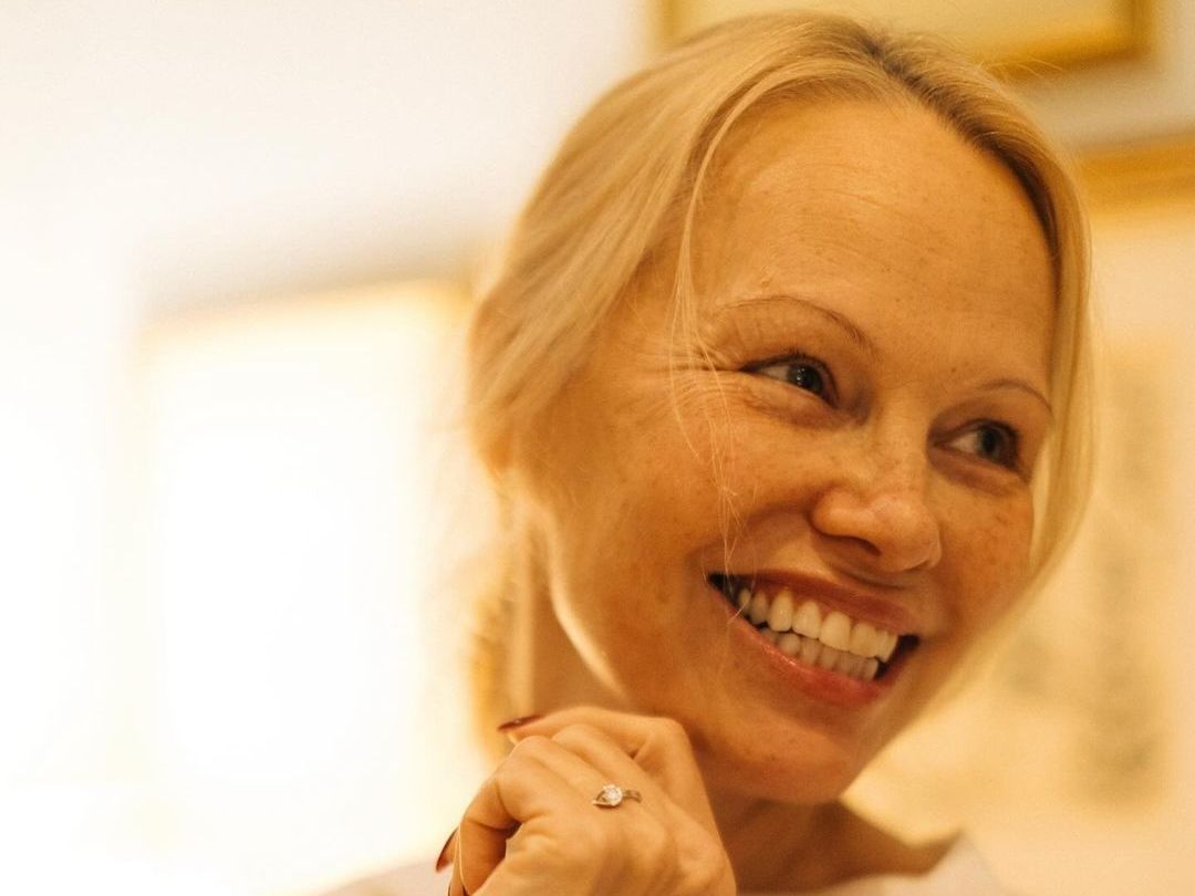 Η Pamela Anderson ποζάρει χωρίς ίχνος μακιγιάζ και νιώθει πιο απελευθερωμένη από ποτέ