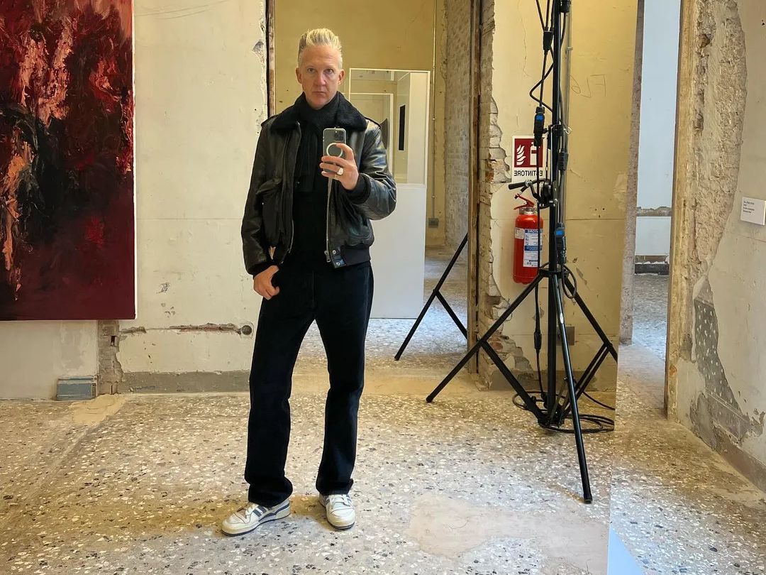 Jefferson Hack: Ο εμβληματικός εκδότης του Dazed Magazine τιμάται για την προσφορά του στη μόδα