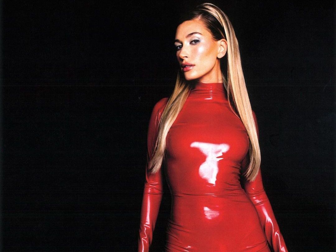 Όταν η Hailey Bieber ντύθηκε Britney Spears -Ή οι καλύτερες στολές Halloween των celebrities