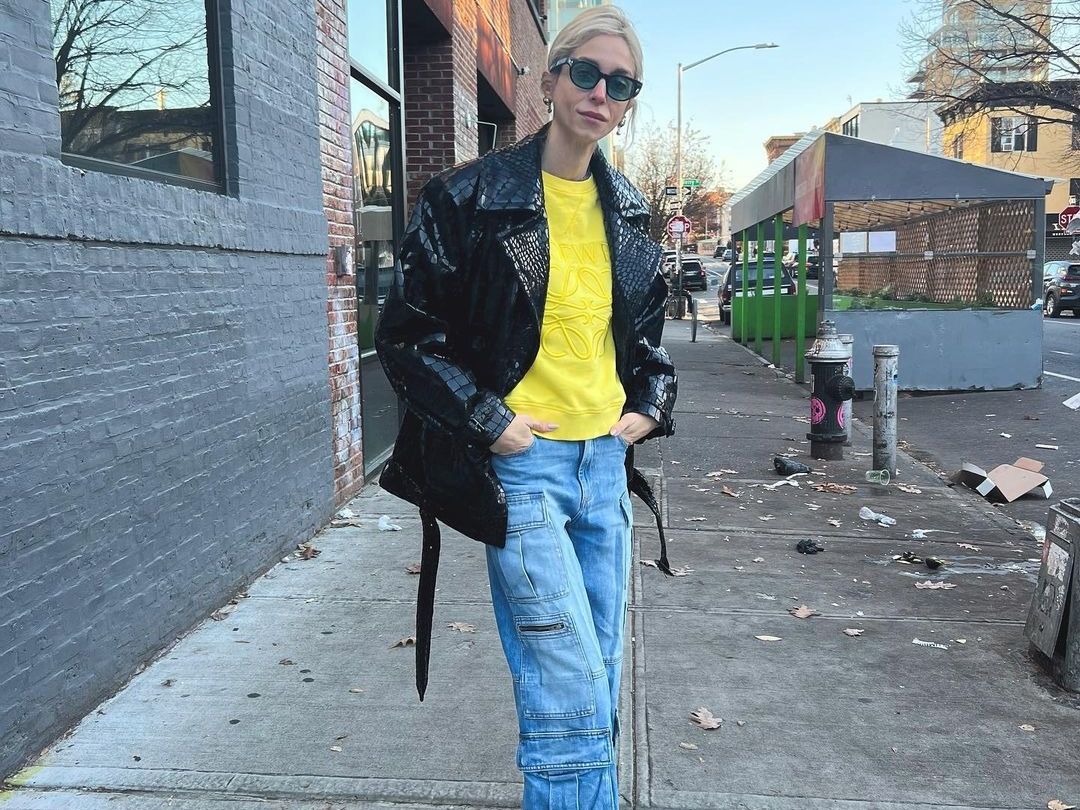 Η Σοφία Καρβέλα είναι η denim expert που χρειαζόμαστε και φοράει το πιο ενημερωμένο τζιν της σεζόν