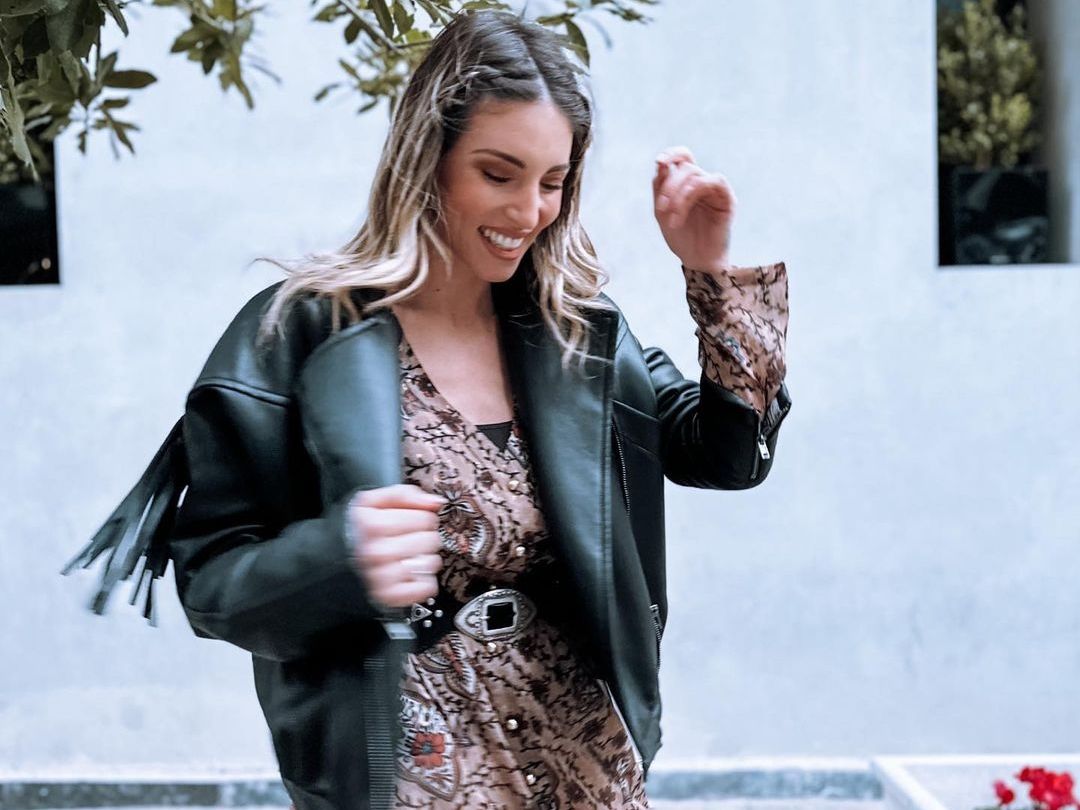 Το δερμάτινο μπουφάν της Αθήνας Οικονομάκου έχει τις πιο ιδιαίτερες boho λεπτομέρειες