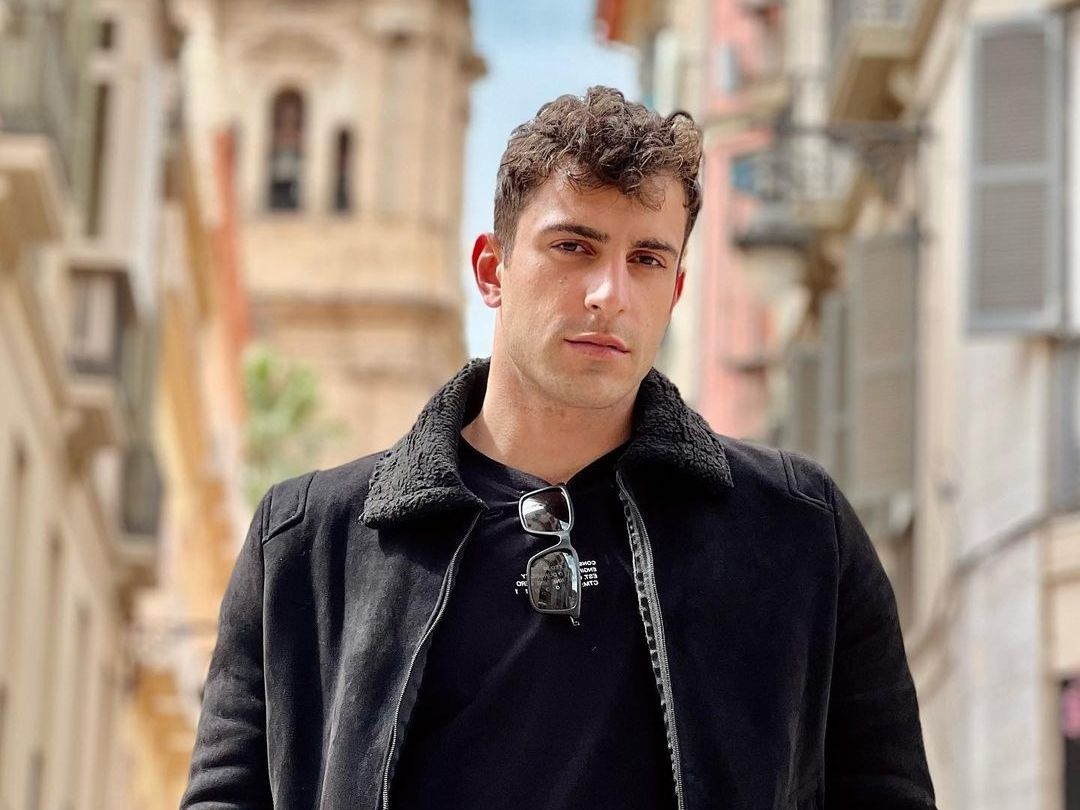 Σκουρλέτης για «δέσιμο» και ο Αλέξης έγινε πάλι θέμα στο Twitter και στη Γη της ελιάς