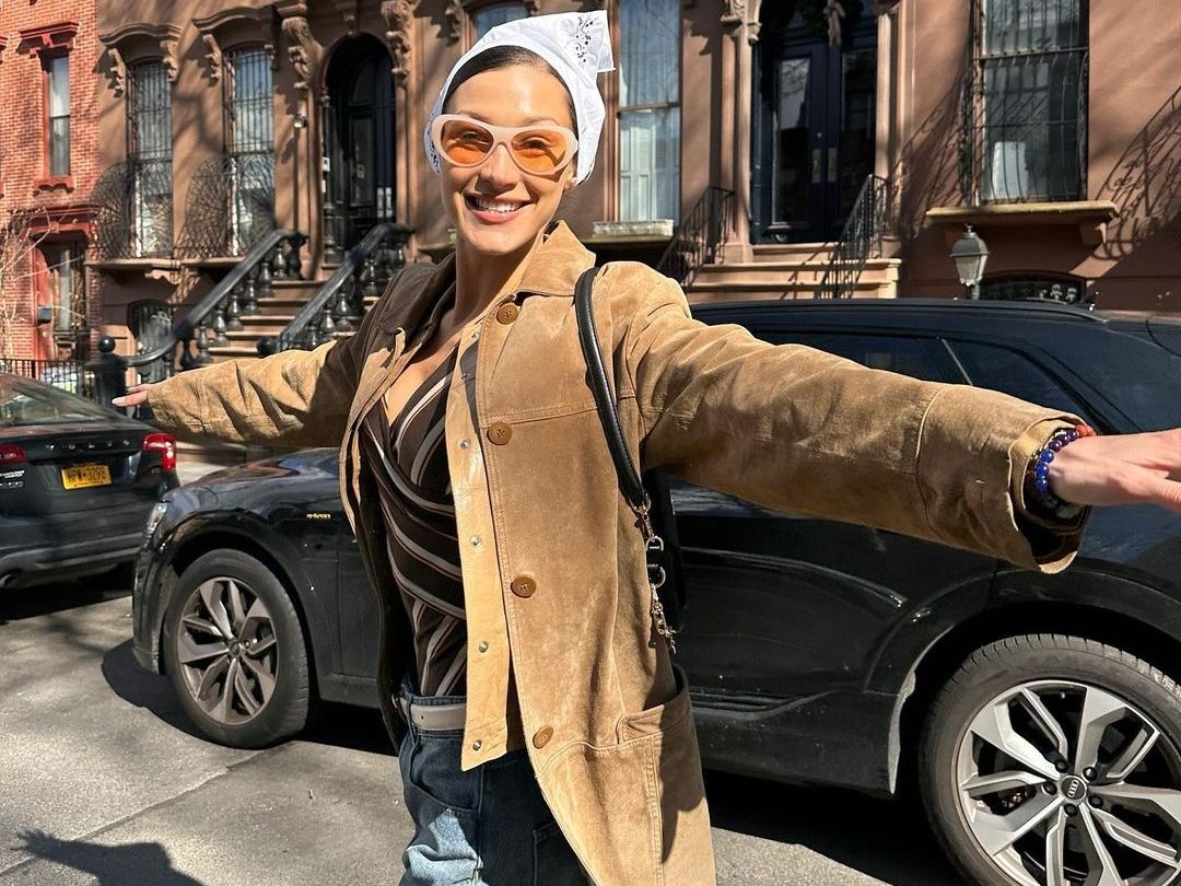 Η Bella Hadid λέει πως είναι οκ να είσαι άσχημη και μιλά για τη γυναικεία αυτοπεποίθηση