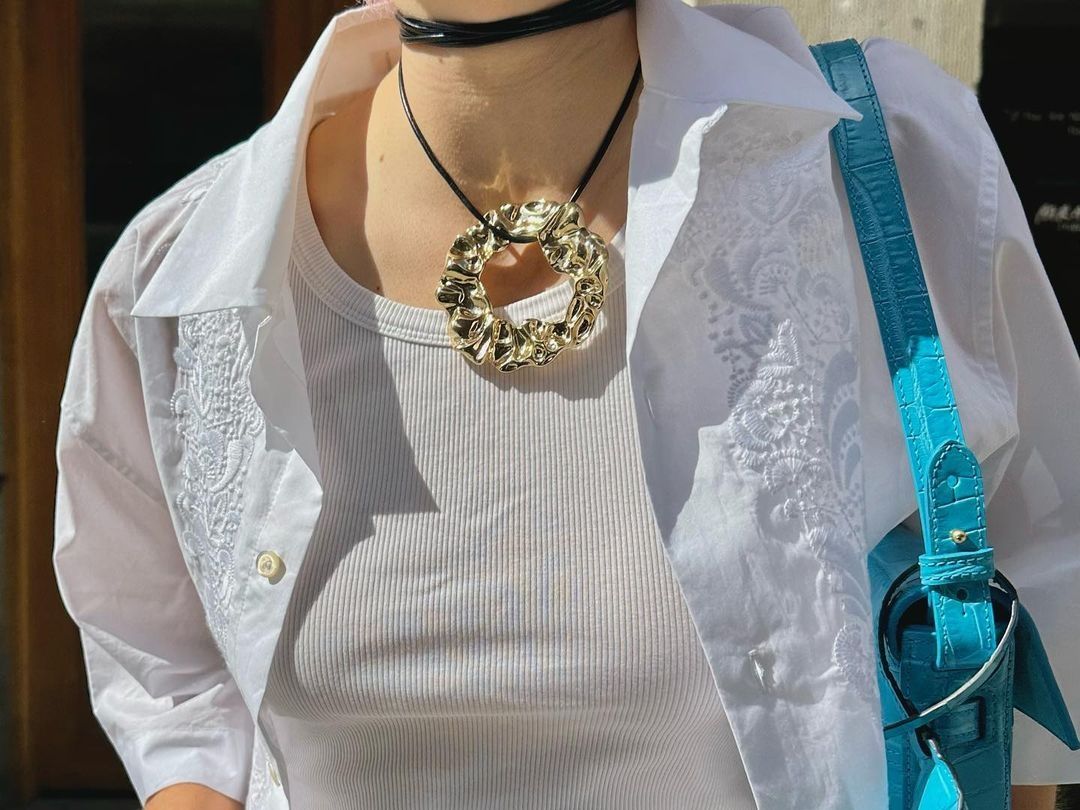 Τα cord necklaces ήταν η νούμερο ένα τάση των αξεσουάρ στα 90s που θα φορέσουμε και το 2023