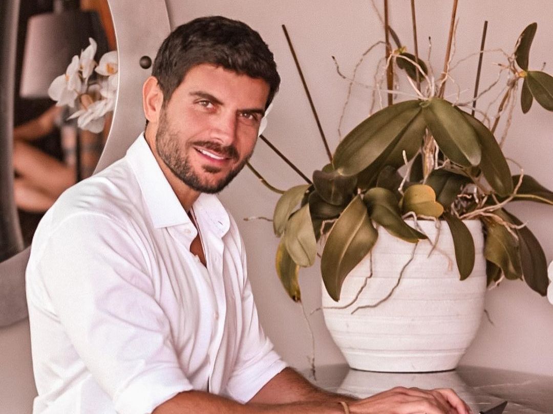 Ο Μάνος Γαβράς γύρισε όλον τον κόσμο αλλά σαν τη θέα στο loft του στην Αθήνα δεν βρήκε πουθενά