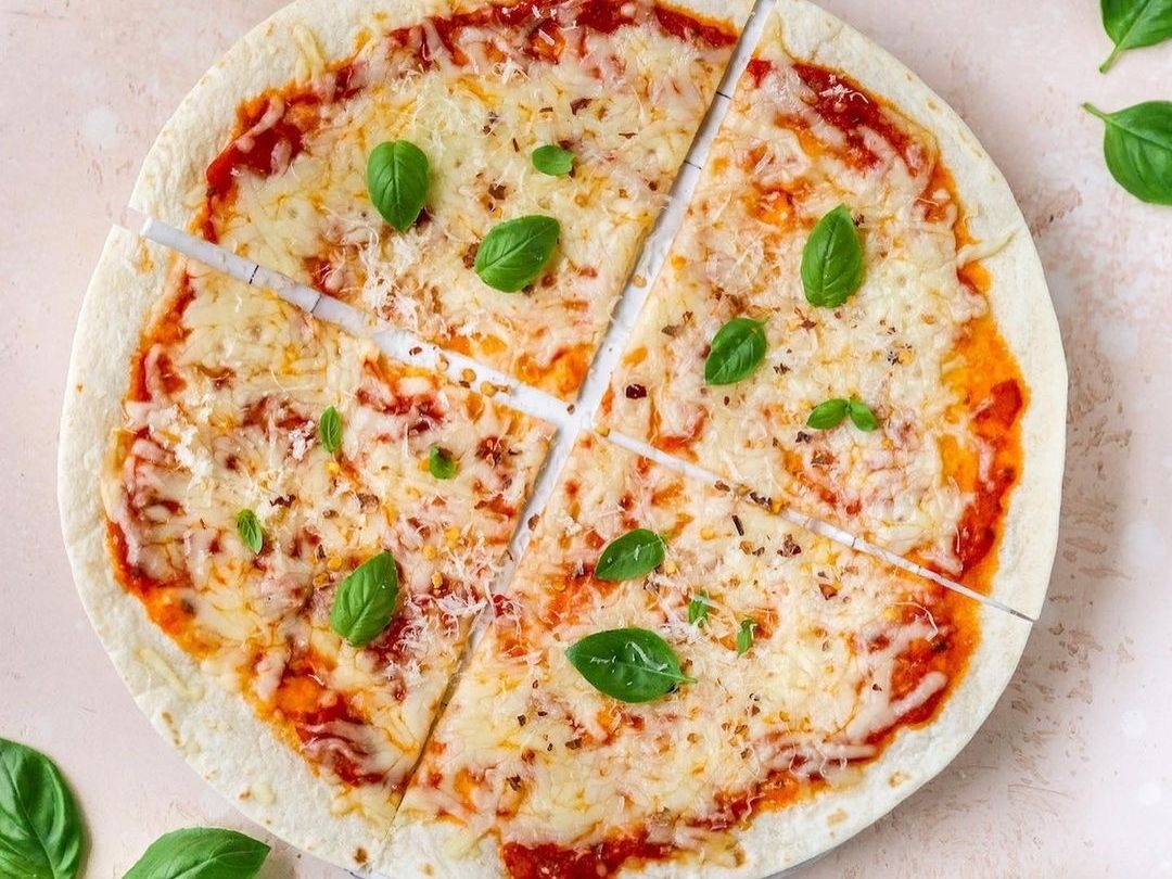 Tortilla pizza: Η απόλυτη συνταγή για την πιο εύκολη σπιτική πίτσα του TikTok