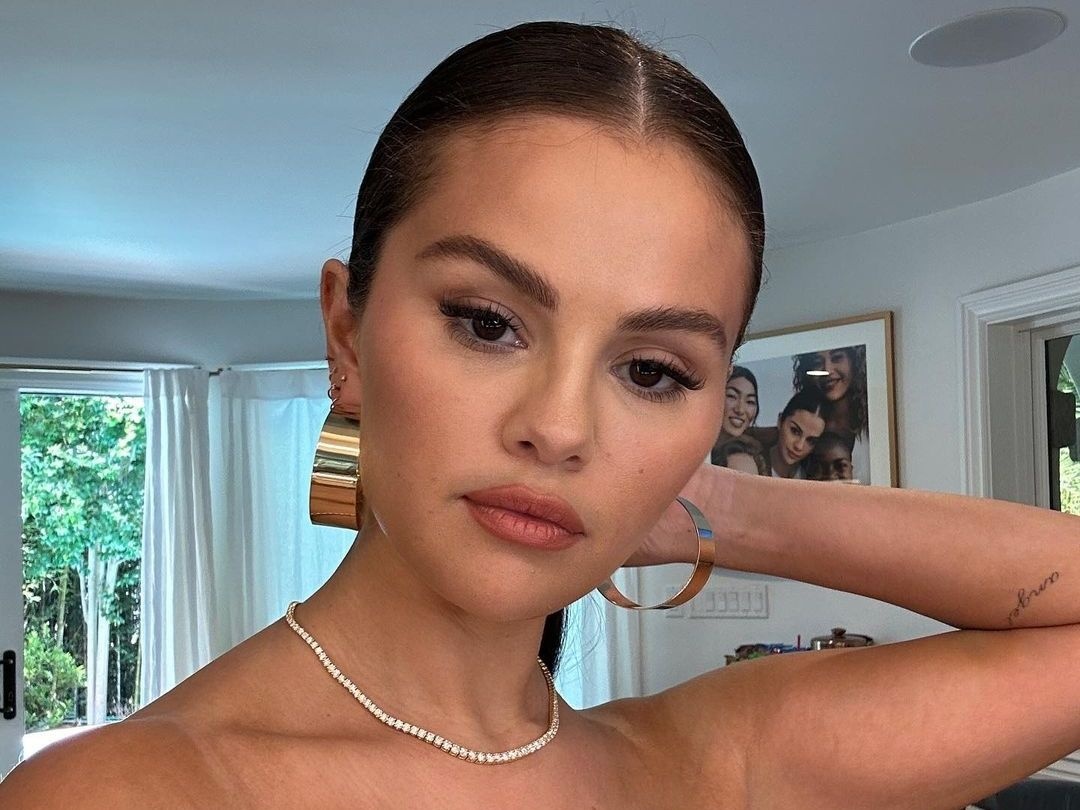 Honey Blonde! Η Selena Gomez έβαψε τα μαλλιά της στην απόχρωση που θα κυριαρχήσει το 2024