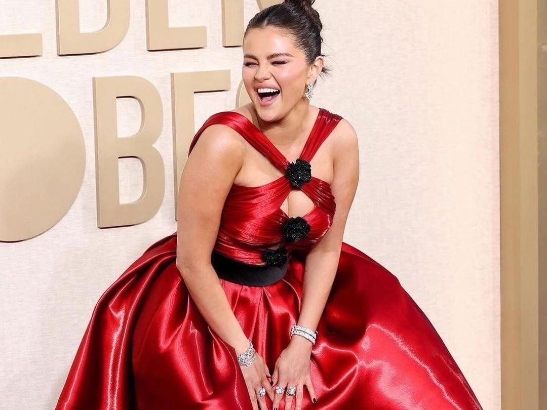 Η Selena Gomez έβαψε τα νύχια της μαύρα -7 nail arts που θα αναδείξουν το all time manicure