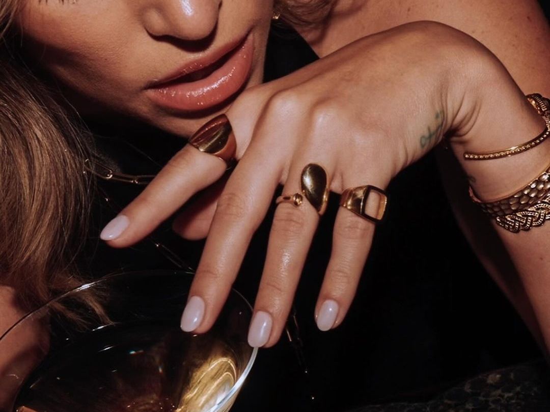 Αθηνά Οικονομάκου: Έκανε το milky manicure που ταιριάζει τέλεια σε κοντά νύχια