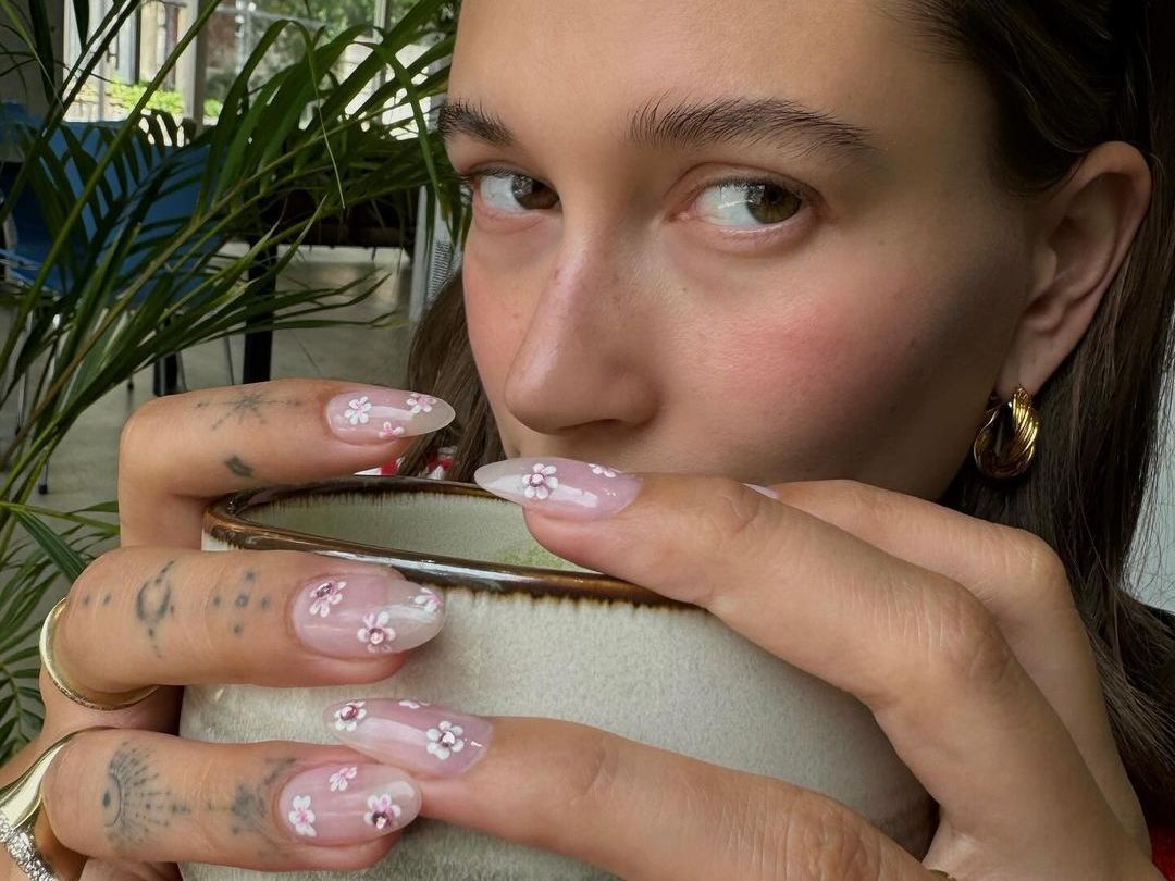 5 nail arts για να αντιγράψεις το floral manicure της Hailey Bieber