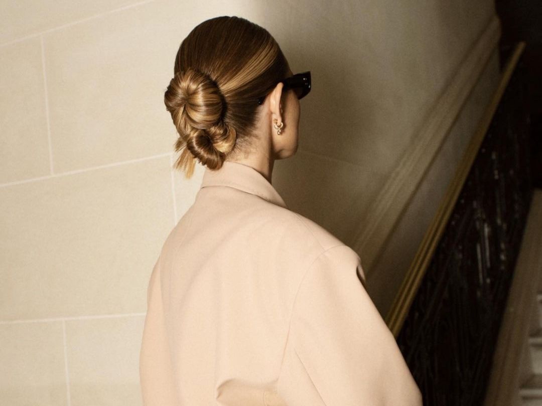 4 updos που ταιριάζουν σε κάθε σχήμα προσώπου και θα απογειώσουν τα office looks