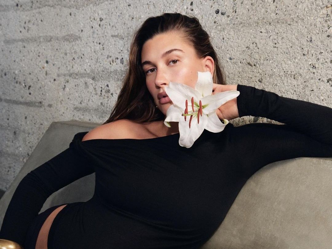 Η Hailey Bieber έκανε το manicure που έχει το χρώμα της «αλμυρής καραμέλας» -5 σχέδια για έμπνευση