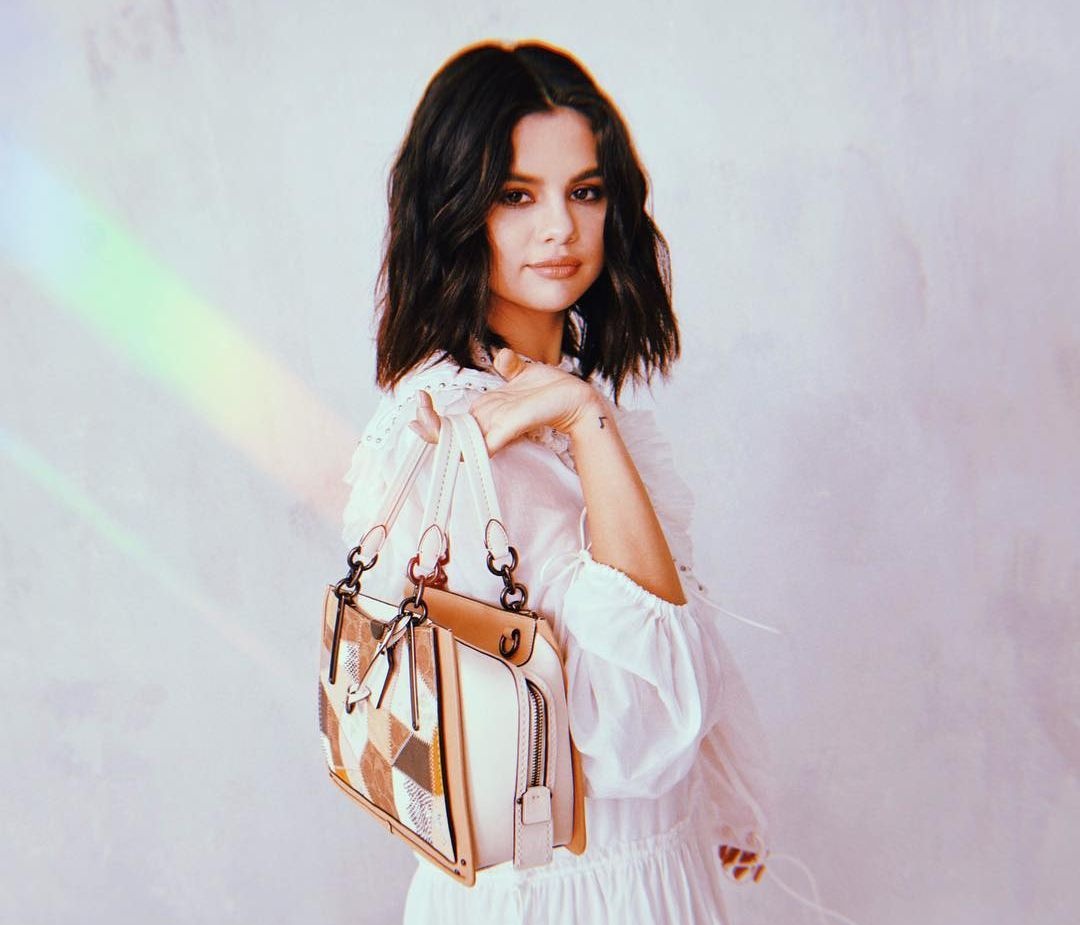 Selena Gomez: Ό,τι νεότερο ξέρουμε για τα προϊόντα ομορφιάς που θα κυκλοφορήσει είναι εδώ