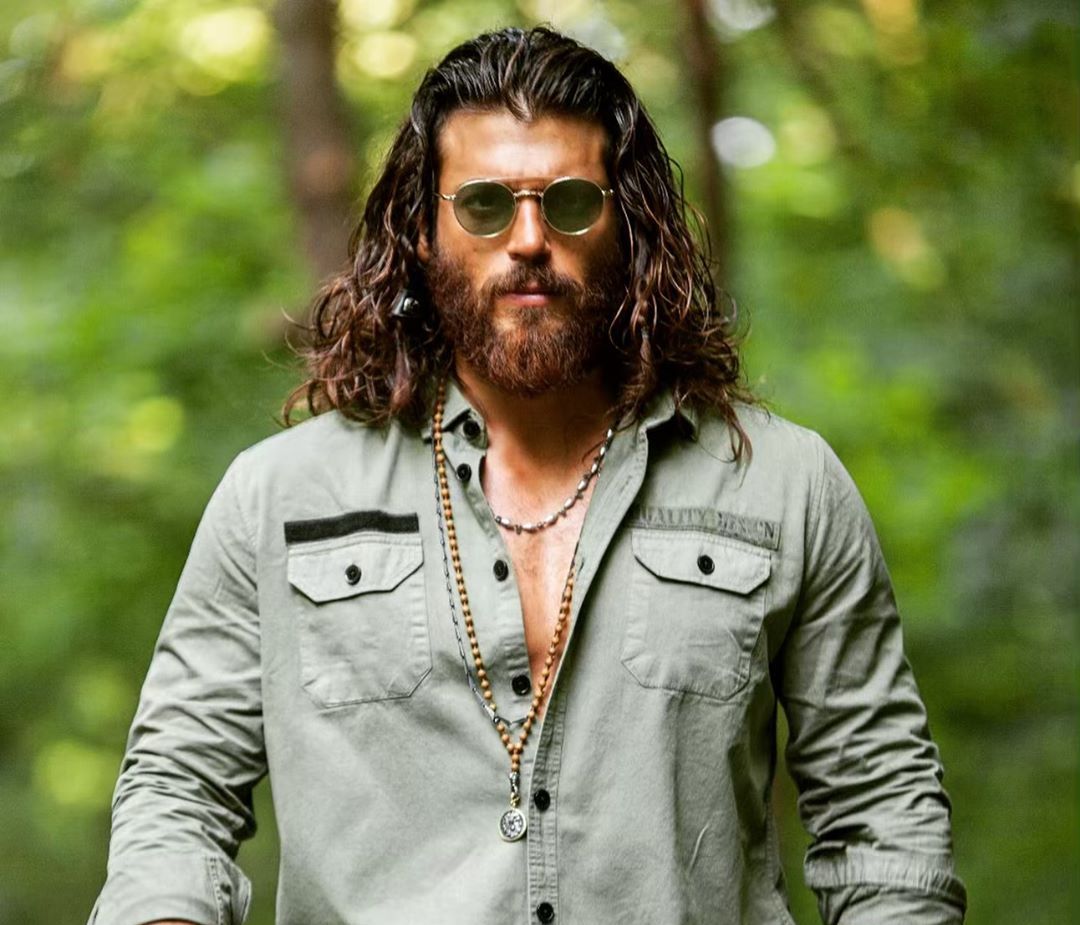 Κάθεσαι; Ο sexy Τούρκος ηθοποιός από τον «Φτερωτό θεό» έρχεται στην Αθήνα