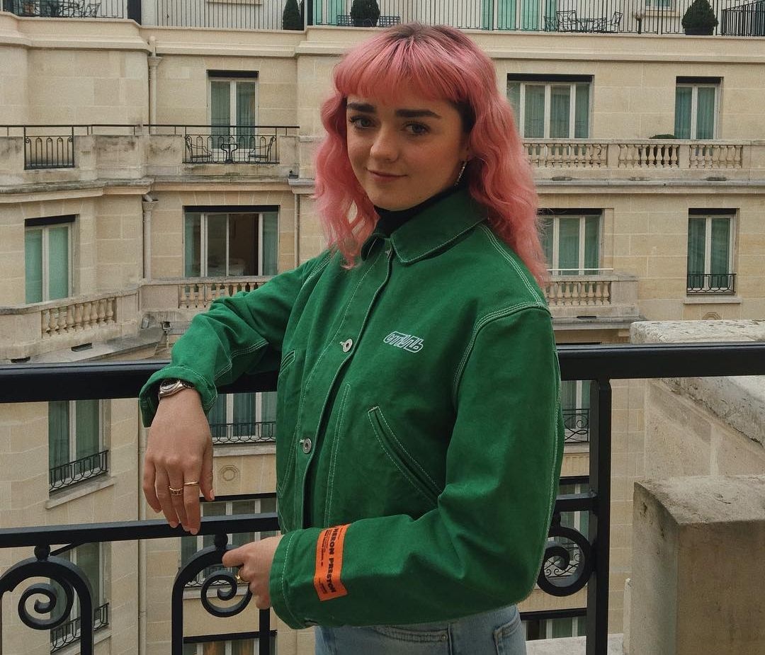 Η Maisie Williams εμφανίστηκε με νέο look στο κόκκινο χαλί των Emmy Awards